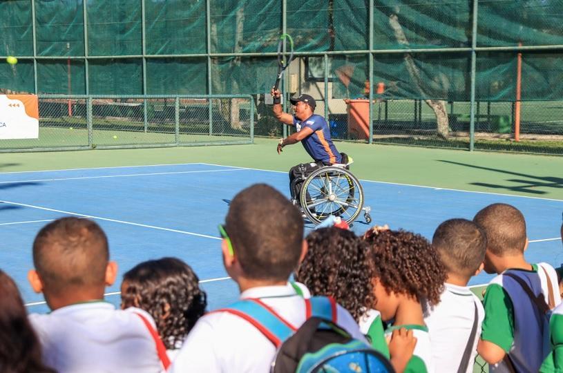 Escolinha de Tênis Cadeiras na Quadra