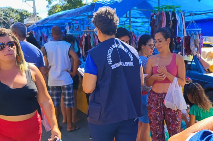 Combate à dengue: equipe de saúde promove ação educativa em feiras livres